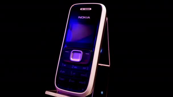 Vintage Nokia 1209 teléfono móvil en la pantalla giratoria, fondo negro — Vídeos de Stock