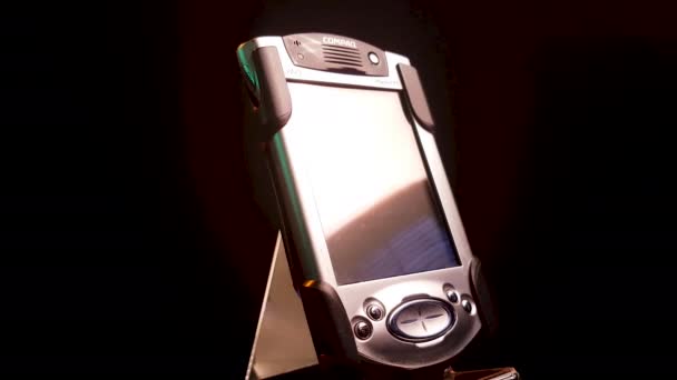具有Windows移动系统2000年代技术的旧Compaq iPAQ Pocket PC设备 — 图库视频影像
