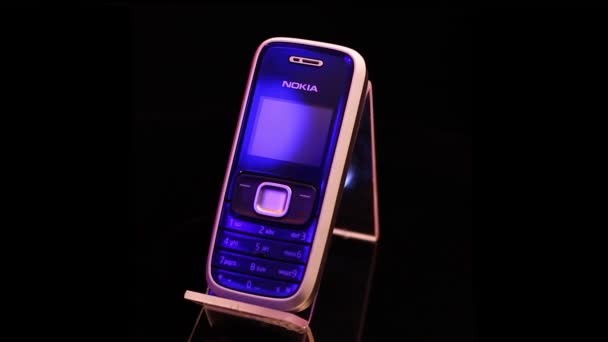 Vintage Nokia 1209 Celular, Close Up. Dispositivo GSM móvel antigo a partir dos anos 2000 — Vídeo de Stock