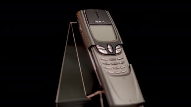 Nokia 8850 Vintage teléfono celular móvil de la década de 2000, teléfono celular clásico primer plano vuelta — Vídeos de Stock