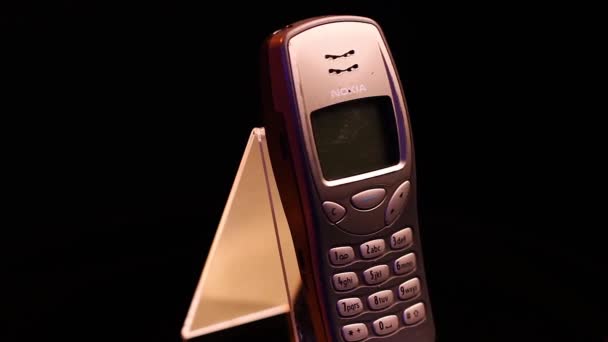 Vintage Nokia 3210 teclado 2000s teléfono móvil en la pantalla giratoria de cerca — Vídeos de Stock
