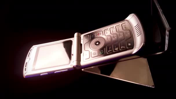 Vertikal 4k Video av Motorola Razr V3 Mobil Telefon fra 2000-tallet. Mobiltelefon-utstyr – stockvideo