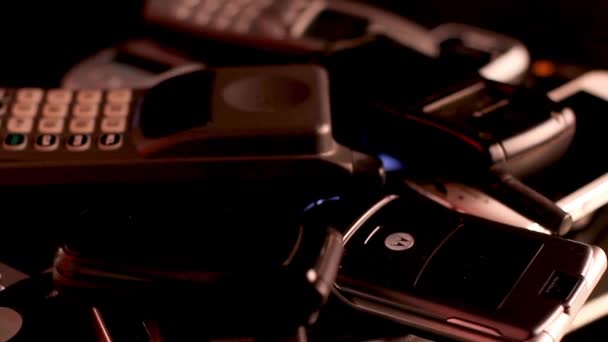 Rifiuti elettronici, mazzo di diversi vecchi telefoni cellulari usati su un display rotante — Video Stock