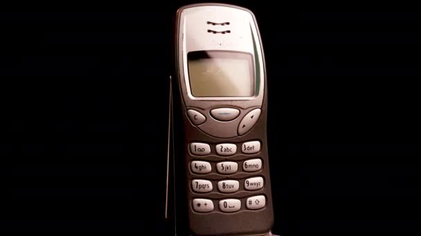 Téléphone cellulaire Nokia 3210, l'un des appareils mobiles GSM les plus populaires, Gros plan — Video