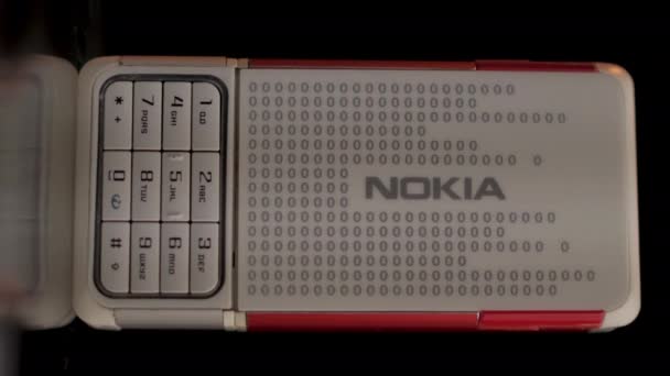 Függőleges videó a Nokia 3250 Thunder Twist Vintage mobiltelefonról, közelkép — Stock videók
