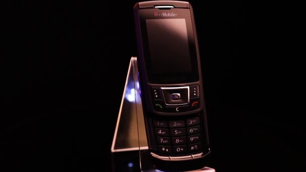 Samsung SGH D900 Slider telefone móvel a partir dos anos 2000 girando em uma tela — Vídeo de Stock