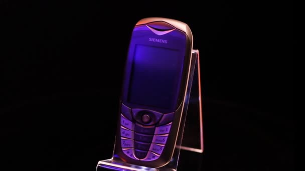 Siemens CX65, Teléfono celular móvil retro, Gadget vintage de la década de 2000, Girar de cerca — Vídeo de stock