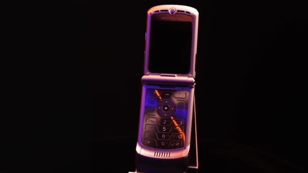 摩托罗拉Razr V3从2000年代开始的开放式流动电话、老式移动电话 — 图库视频影像