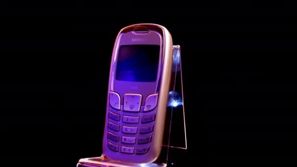 Siemens A65 Vintage mobiele telefoon uit de jaren 2000. Draaien close-up — Stockvideo