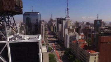 Sao Paulo, Brezilya. Paulista Bulvarı 'ndaki şehir merkezi ve trafik manzarası
