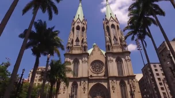 Rápido se aproximando da catedral católica de São Paulo, marco no dia ensolarado, Brasil — Vídeo de Stock