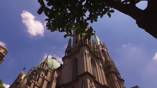 Cathédrale catholique de Sao Paulo sous le ciel bleu, point de repère historique du Brésil — Video