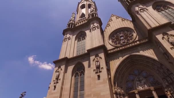 Sao Paulo Cathedral, Low Angle Panning Shot, Blue Sky, Brazília — Stock videók