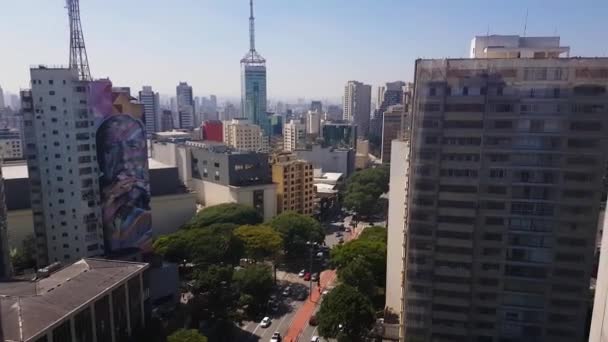 ブラジルのサンパウロ市の風景。ダウンタウンの建物、塔、交通の空中ビュー — ストック動画