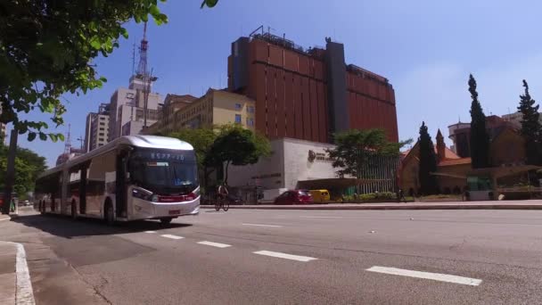 Trânsito na Avenida Paulista, São Paulo, Brasil. Transportes públicos em Downtown — Vídeo de Stock