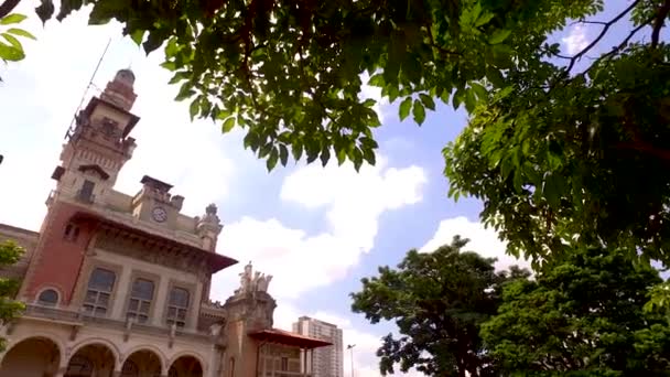 상파울루 브라질. Catavento Science Museum Building Behind Green Trees Panorama — 비디오