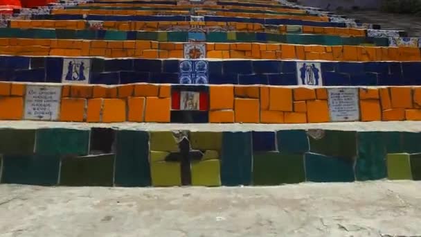 Selaron trappor Färgglada Landmärke i Rio De Janeiro Brasilien, närbild Low Angle — Stockvideo