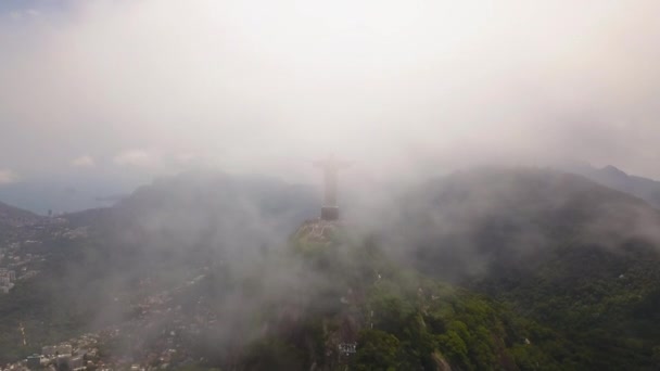 Αεροφωτογραφία του Χριστού Το άγαλμα Redemeer, σύννεφα πάνω από το Ρίο ντε Τζανέιρο Βραζιλία — Αρχείο Βίντεο