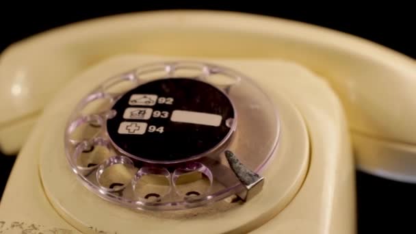 Vintage σταθερό τηλέφωνο του 1970 με γιουγκοσλαβικούς αριθμούς έκτακτης ανάγκης, κοντινό πλάνο — Αρχείο Βίντεο