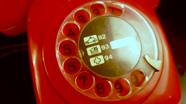 Ring polisen 92 nummer i Jugoslavien. Vintage 70-tal Roterande fast telefon — Stockvideo