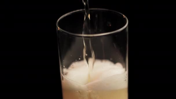 Bier in glas gieten uit de fles, schuim maken. Sluiten Spinning Full Frame — Stockvideo