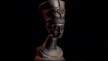 Mısır Kraliçesi Nefertiti Heykeli, MÖ 14. yüzyıl, Yakın Dönme