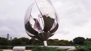 Buenos Aires, Arjantin. Floralis Generica Heykeli, Modern Çelik Çiçek Yaprakları