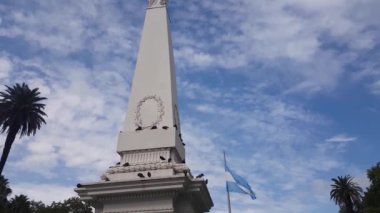 Piramit de Mayo Obelisk Anıtı ve Arjantin Ulusal Bayrağı, Buenos Aires