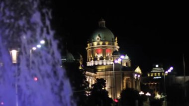 Sırbistan, Belgrad, Gece. Ulusal Meclis Parlamentosu 'nda Renkli Aydınlanma