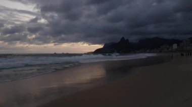 Ipanema Plajı 'nda Alacakaranlık Rio De Janeiro Brezilya, Kumsalın Üzerinde Fırtına Bulutları