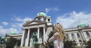 Belgrad, Sırbistan. Ulusal Meclis Önünde Yürüyen Genç Kadın, Parlamento