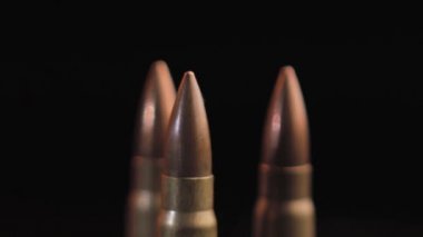 AK-47 Kalaşnikov Otomatik Makineli Tüfek Tüfeği için üç 7.62 mm. Mermi. Kapat