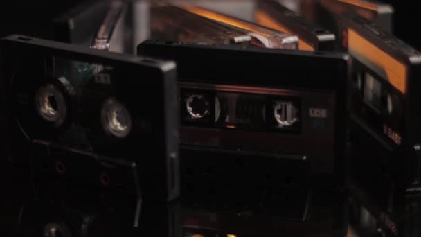 Klasické kazety Zvukové pásky z 80. let Různé značky Retro Stereo nahrávky — Stock video