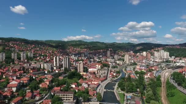 Luftaufnahme der Stadt Uzice, Serbien. Bunte Talstadt unter Sommersonne, Drohne — Stockvideo