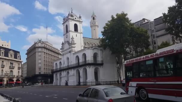 Cabildo博物馆和政府宫每天在玻利瓦尔大道的交通情况 — 图库视频影像