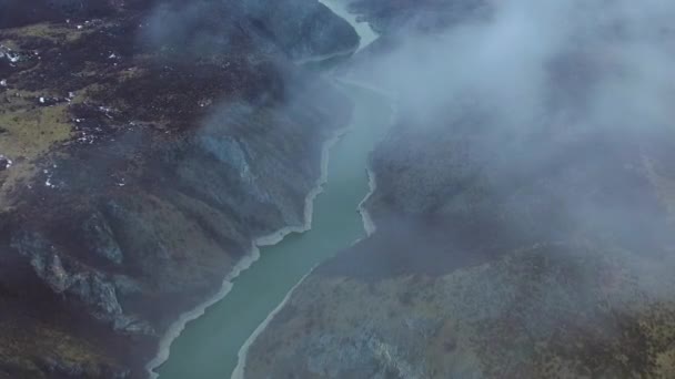 Latające nad kanionem rzeki Uvac i chmurami, naturalne piękno Serbii, Europa — Wideo stockowe