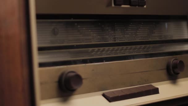 Vintage Radio AM en FM Frequentie apparaat uit de jaren zeventig Spinning Close-up Full Frame — Stockvideo