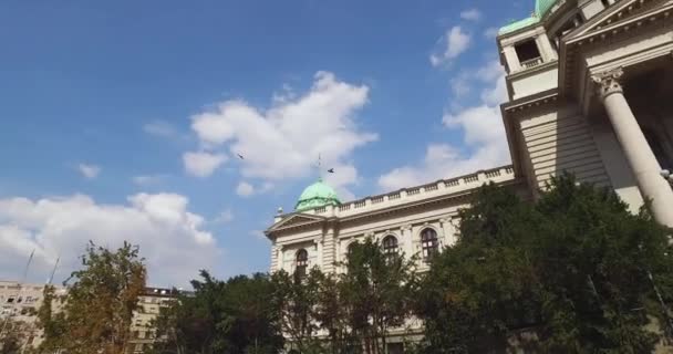 Nationale Assemblee van het Servische parlement Regeringsgebouw in het centrum van Belgrado — Stockvideo