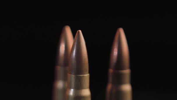 Tres balas de 7,62 mm para el rifle automático de ametralladora AK-47 Kalashnikov, cerca — Vídeos de Stock