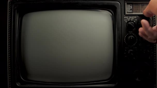 Close Up de TV Vintage e dispositivo de rádio dos anos 80 e mão masculina na roda giratória — Vídeo de Stock