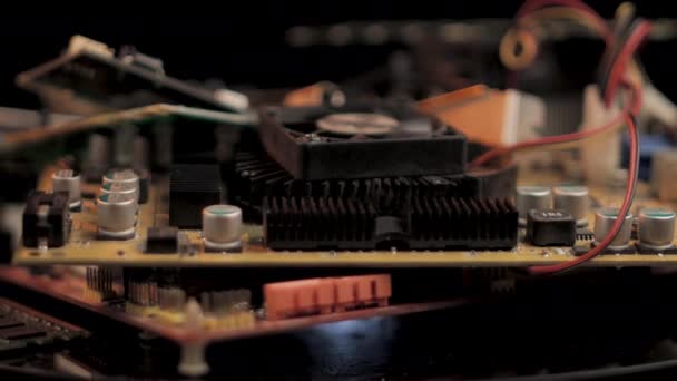 Resíduos eletrônicos de peças de computador, girando perto de lixo de hardware — Vídeo de Stock