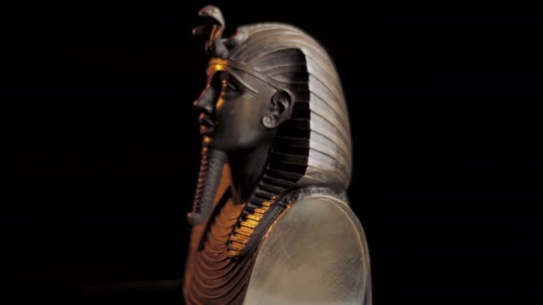 Egyiptomi fáraó szobra Tutankhamon temetkezési maszk, forgó közeli kép — Stock videók