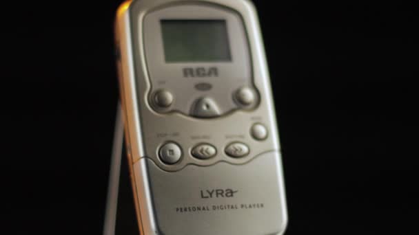 RCA Lyra 2000 'li yılların ilk taşınabilir Mp3 Oyuncularından biri, Döndürme Tam Çerçevesini Kapat — Stok video