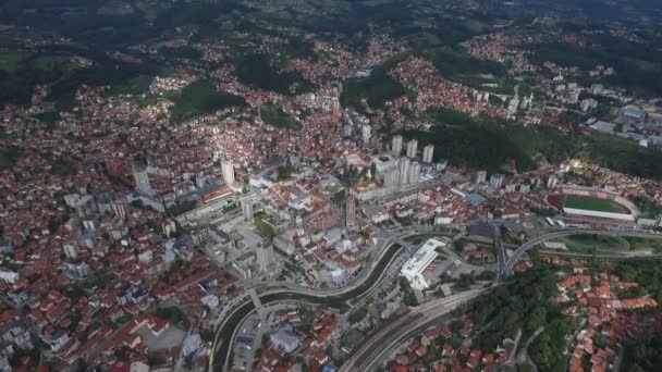 セルビアのウジツェ市谷の町の高層空撮 — ストック動画