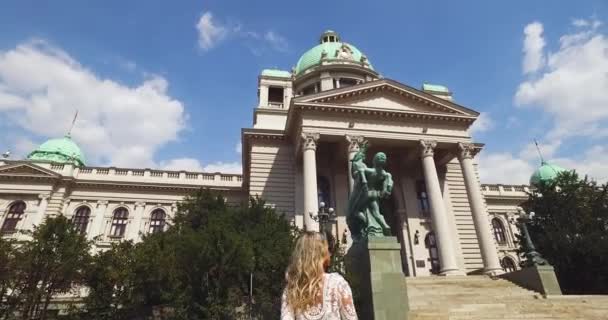 Νεαρή Σερβίδα μπροστά από το κτίριο του Κοινοβουλίου της Εθνοσυνέλευσης στο Βελιγράδι — Αρχείο Βίντεο