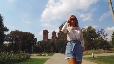 Belgrad, Sırbistan. Yaz günü Tasmajdan Parkı 'nda Yürüyen Genç Bir Kız