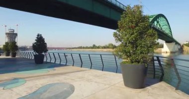 Belgrad Rıhtımı, Sırbistan. Eski Demiryolu Köprüsü Altındaki Sava Nehri kıyısında tahta kaldırım