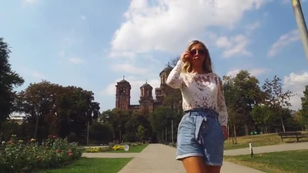 Belgrade, Serbie. Une jeune fille marche dans le parc Tasmajdan le jour de l'été — Video