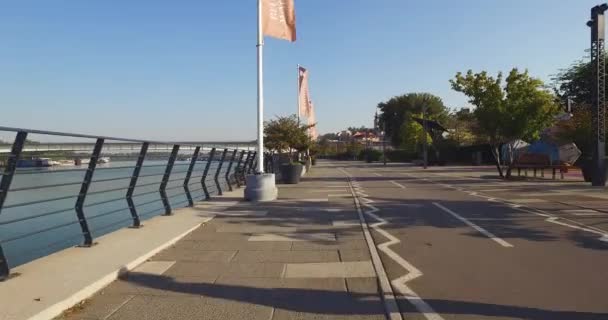 Belgrad Waterfront Promenade Serbien. Roller Girl Morgenaktivität am Fluss Sava — Stockvideo