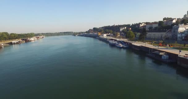 Ποταμός Σάβα, Σερβία Βελιγραδίου. Πανοραμική άποψη της όχθης του ποταμού Waterfront Cityscape — Αρχείο Βίντεο